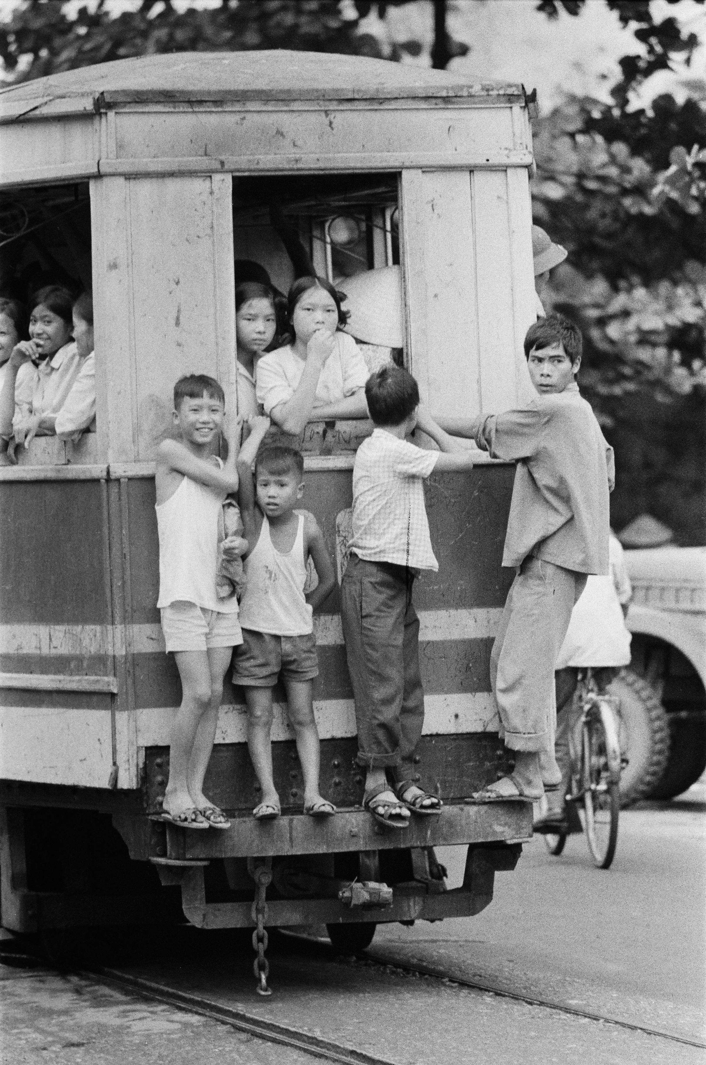 Tram travel in Hà Nội.
